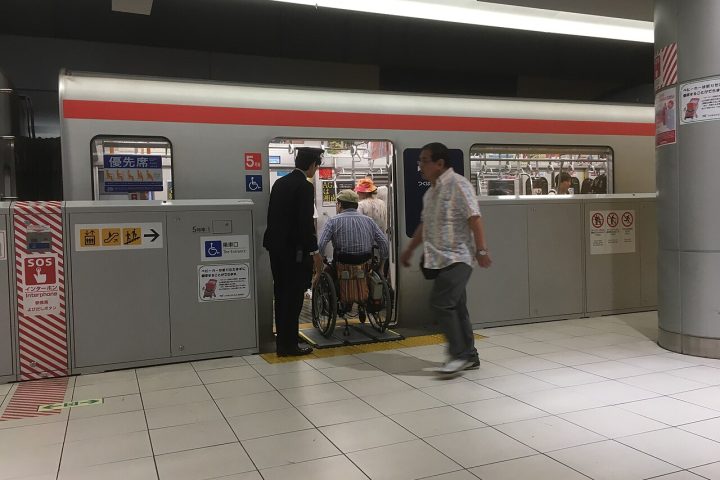 車いす、駅のホームにて (wheelchair on train platform, in Japan)