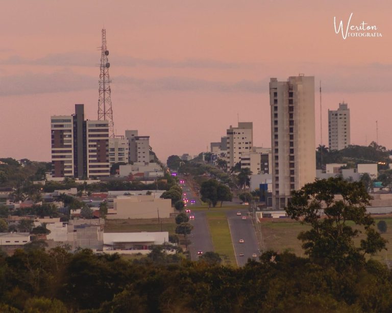 Vista da área urbana de Sorriso, em Mato Grosso, ao entardecer
