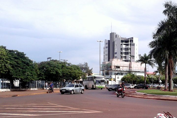 Rotatória com movimento de veículos em avenida de Tangará da Serra