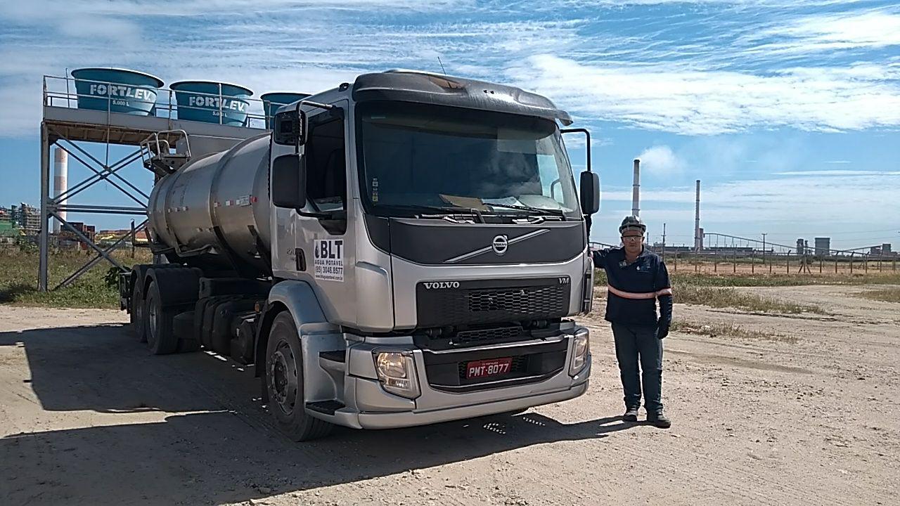 Caminhão-pipa faz abastecimento de água
