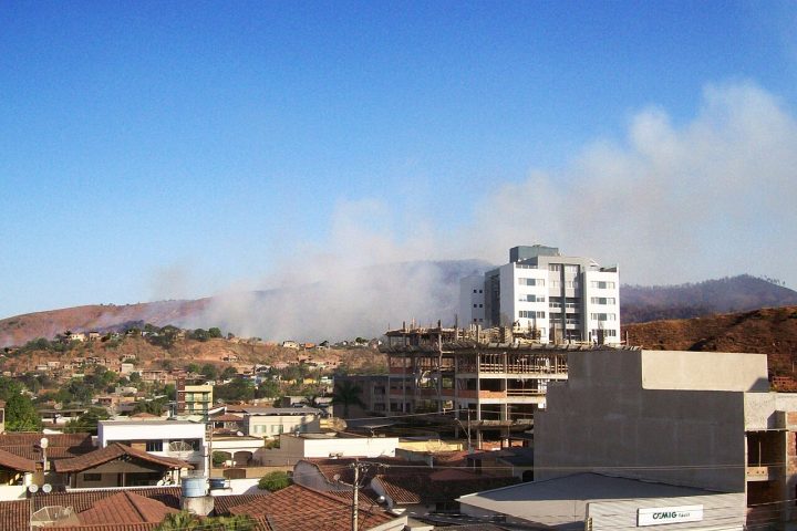 Fumaça de queimadas encobre área urbana