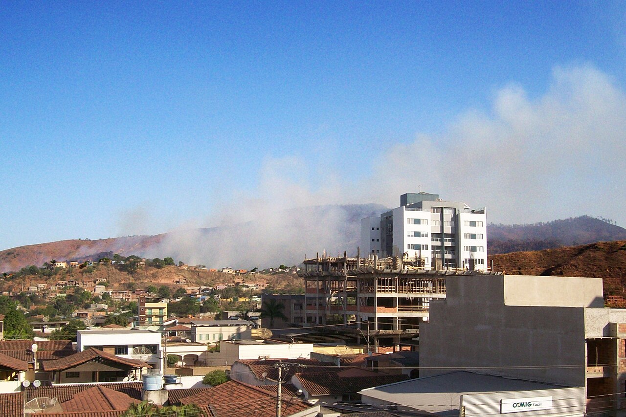 Fumaça de queimadas encobre área urbana