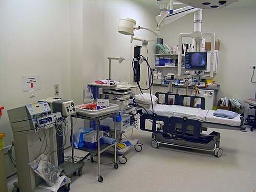 Sala de endoscopia com equipamentos médicos