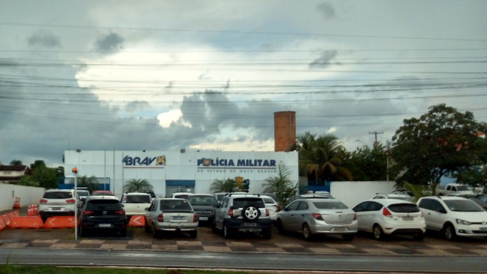 Viaturas da Polícia Militar de Mato Grosso em frente ao 4º Batalhão da PMMT