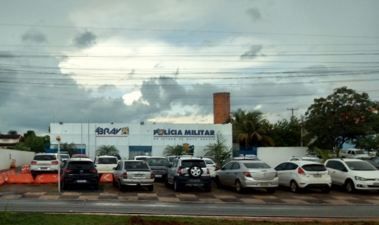 Viaturas da Polícia Militar de Mato Grosso em frente ao 4º Batalhão da PMMT