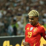 Lamine Yamal com a camisa da seleção da Espanha