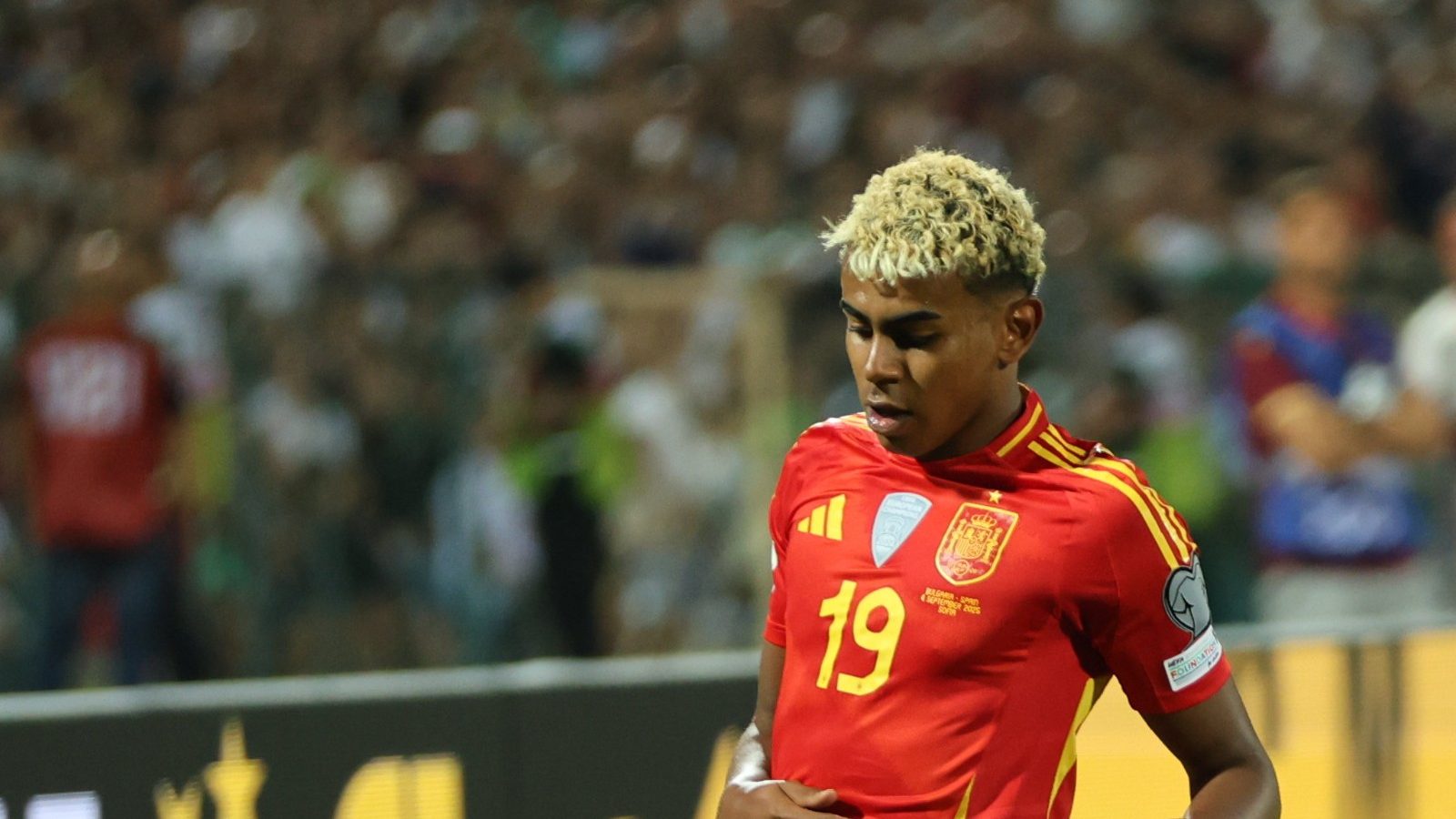Lamine Yamal com a camisa da seleção da Espanha
