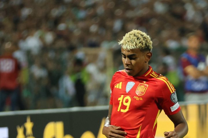 Lamine Yamal com a camisa da seleção da Espanha