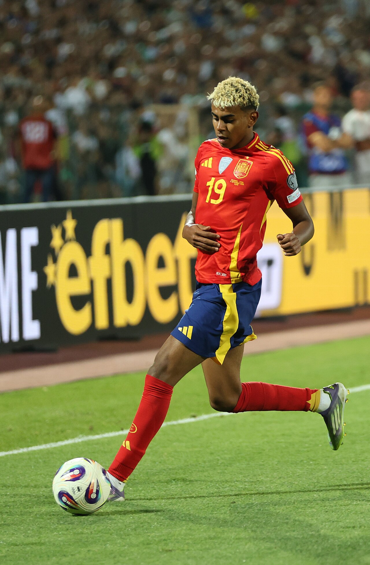 Lamine Yamal com a camisa da Espanha