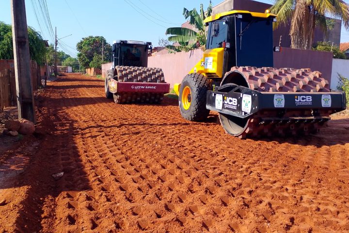 Cáceres inicia rebaixamento de ruas contra alagamentos no bairro Espírito Santo