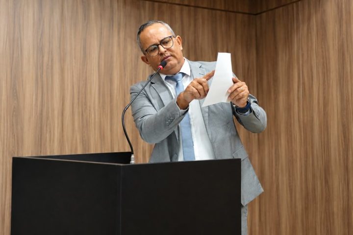 Vereador de Várzea Grande cobra dados de cargos comissionados e questiona ausência do secretário de Obras