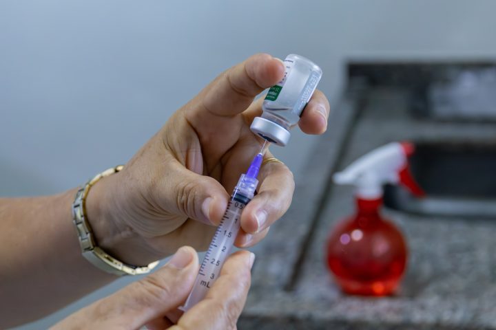 Dia D de multivacinação em Cuiabá tem antirrábica para cães e gatos e avaliação de “língua presa” em sete unidades