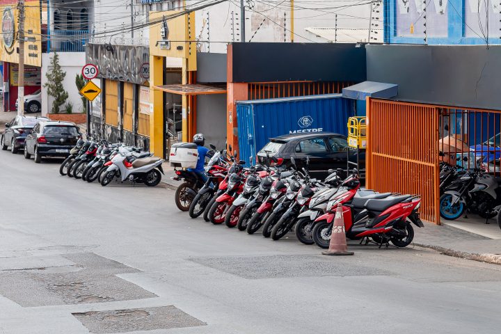 Prefeitura inicia fiscalização de calçadas ocupadas por comércio em Cuiabá e vai ampliar para mais três avenidas
