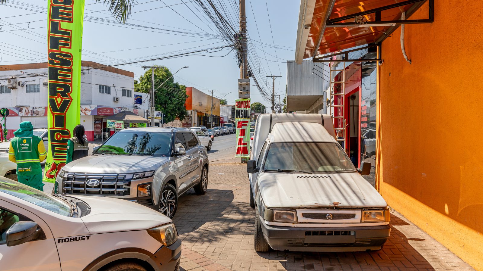 Prefeitura de Cuiabá faz operação orientativa para liberar calçadas na avenida Carmindo de Campos