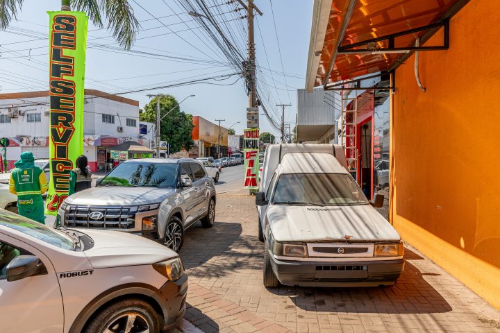 Prefeitura de Cuiabá faz operação orientativa para liberar calçadas na avenida Carmindo de Campos