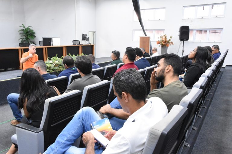 Secretário de Educação de Cuiabá admite pagamentos atrasados a empreiteiras e fala em contratação emergencial