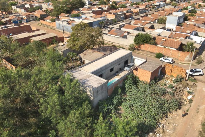 Prefeitura de Cuiabá demole cerca de oito edificações em área de nascentes após recomendação do Ministério Público