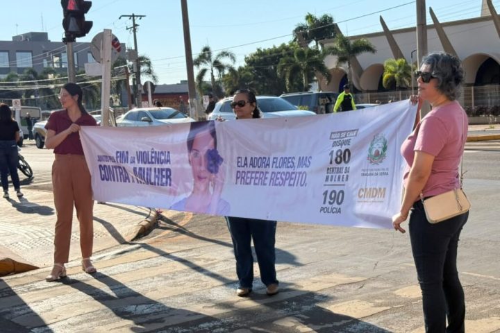 Blitz do Agosto Lilás leva orientação à Praça da Bíblia no dia em que a Lei Maria da Penha completou 20 anos