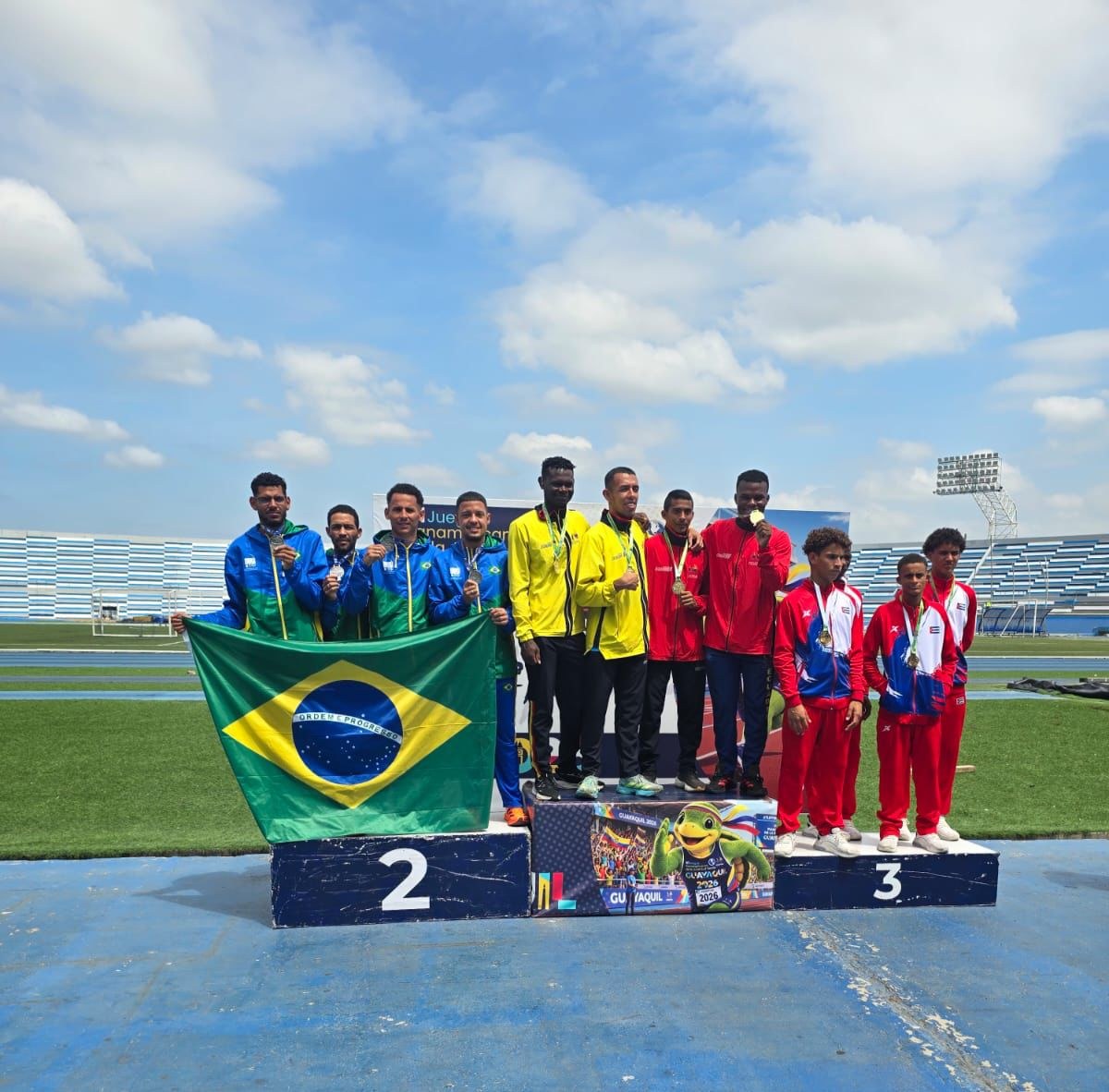 Equipes no pódio do revezamento 4x400 metros, com o Brasil no segundo lugar