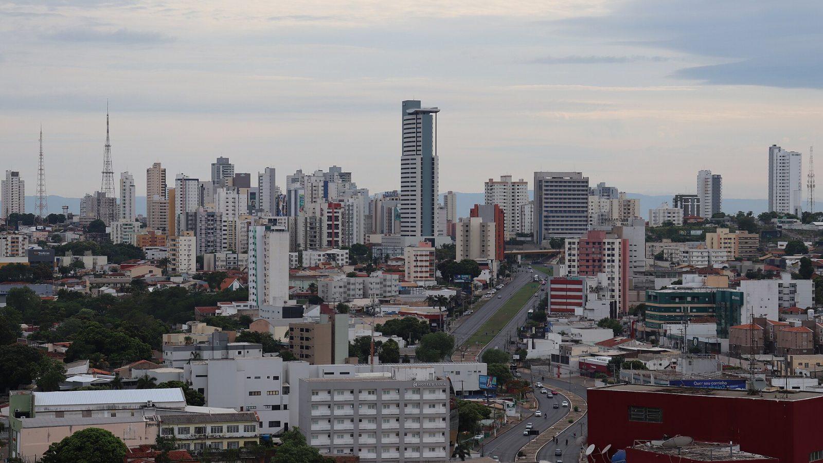 Área central de Cuiabá; a Prefeitura mantém frentes de drenagem e pavimentação em vários bairros