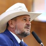 Deputado estadual Gilberto Cattani, de chapéu branco e terno azul, fala ao microfone na tribuna da Assembleia Legislativa de Mato Grosso