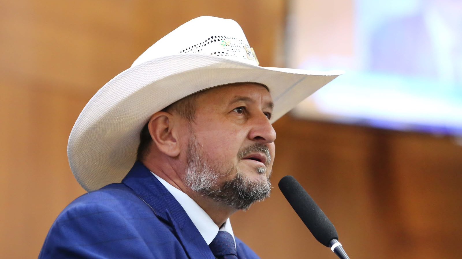 Deputado estadual Gilberto Cattani, de chapéu branco e terno azul, fala ao microfone na tribuna da Assembleia Legislativa de Mato Grosso
