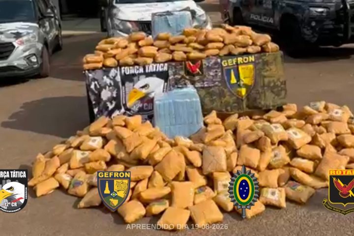 Tabletes de skunk empilhados no pátio, com viaturas policiais ao fundo