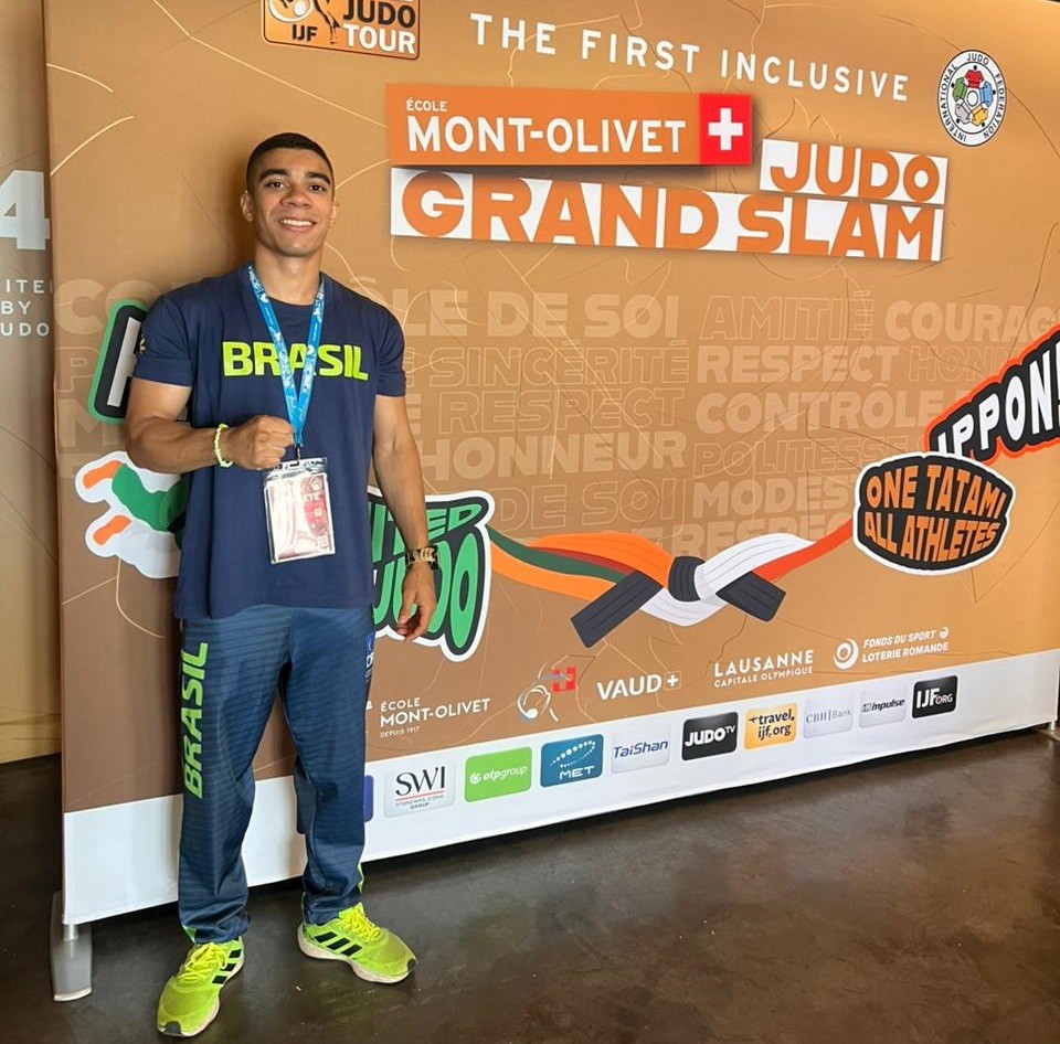 Pedro Dantas com credencial e uniforme da delegação brasileira em Lausanne