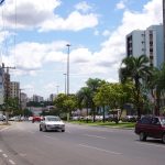 Avenida do CPA, em Cuiabá, com canteiro central