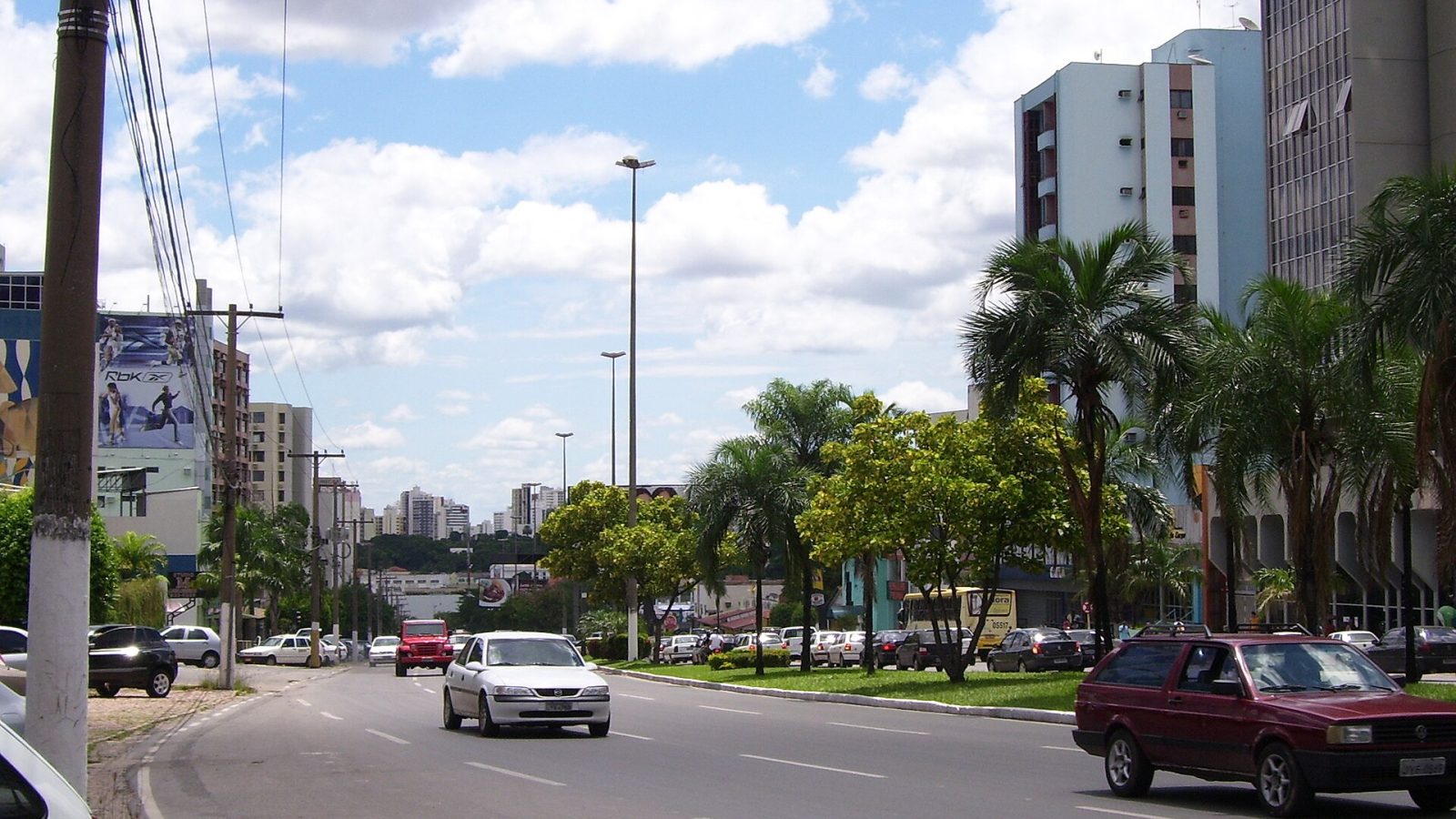 Avenida do CPA, em Cuiabá, com canteiro central