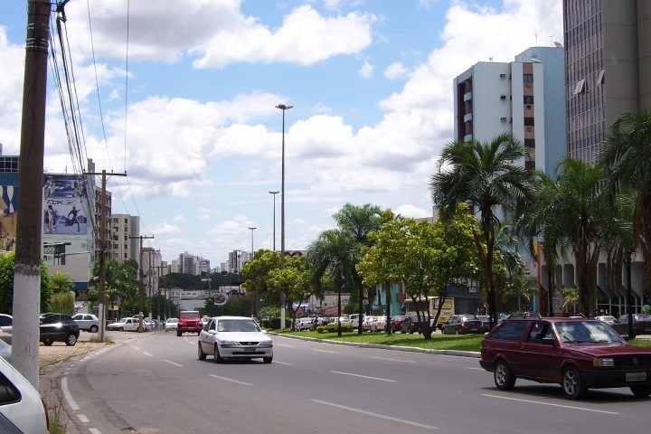 Avenida do CPA, em Cuiabá, com canteiro central