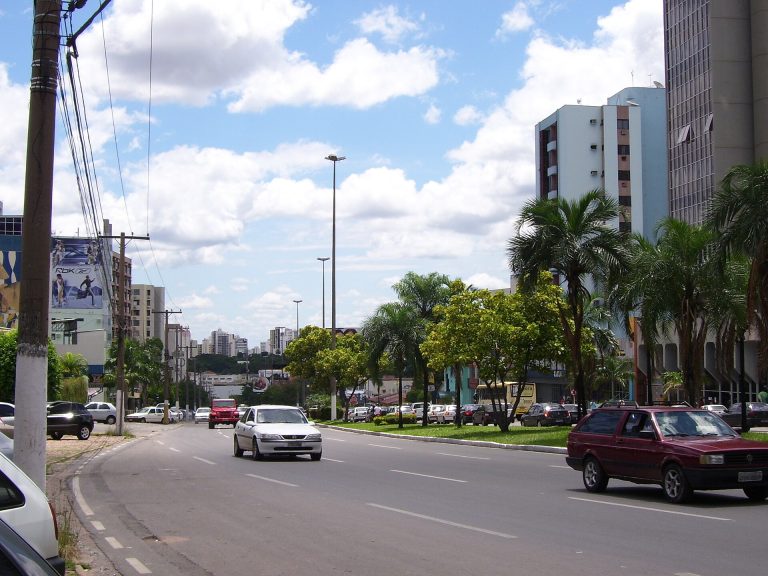 Avenida do CPA, em Cuiabá, com canteiro central