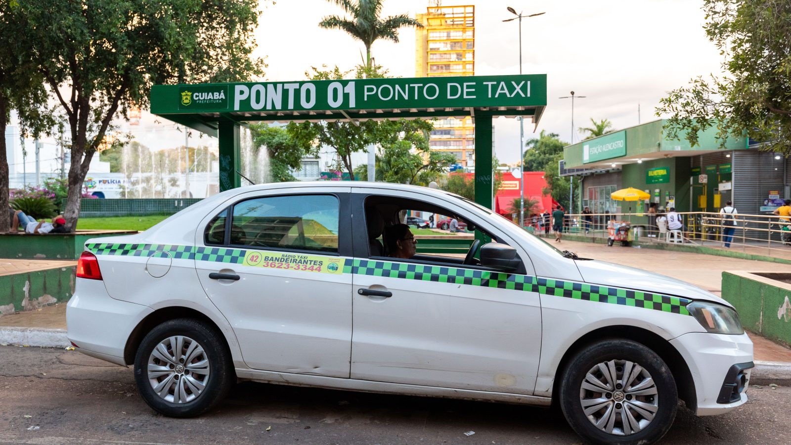 Prefeitura de Cuiabá estuda autorizar publicidade no vidro traseiro de táxis
