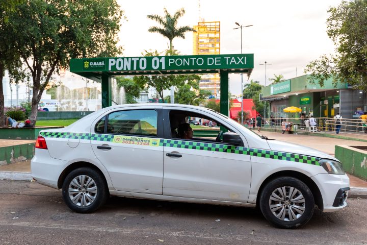 Prefeitura de Cuiabá estuda autorizar publicidade no vidro traseiro de táxis