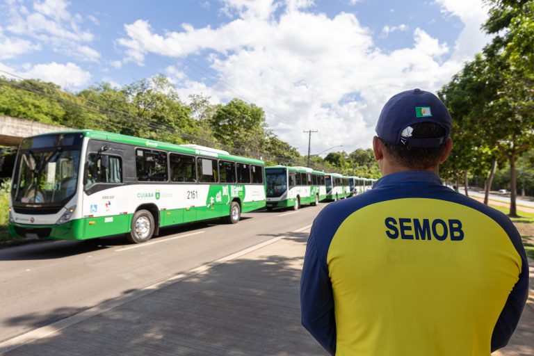 Decreto fixa passagem a R$ 0,00 em Cuiabá na segunda e calor empurra desfile para a noite