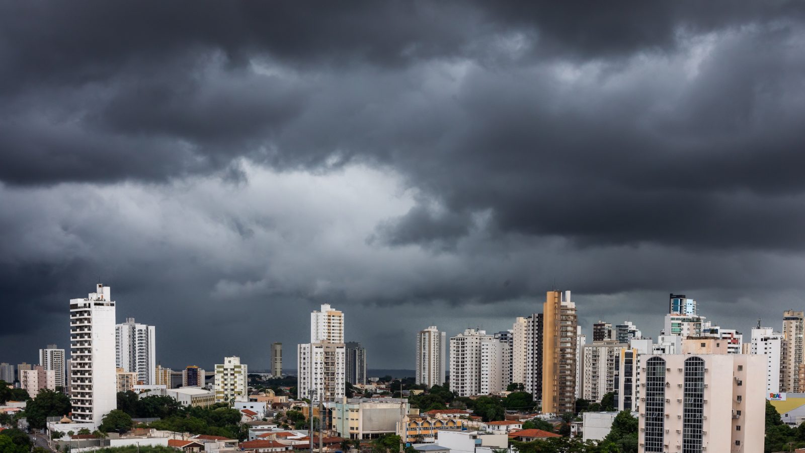 Prefeitura mobiliza cerca de 10 equipes para desobstrução de bocas de lobo em Cuiabá após chuva