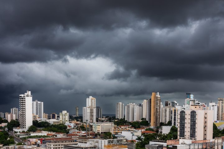 Prefeitura mobiliza cerca de 10 equipes para desobstrução de bocas de lobo em Cuiabá após chuva