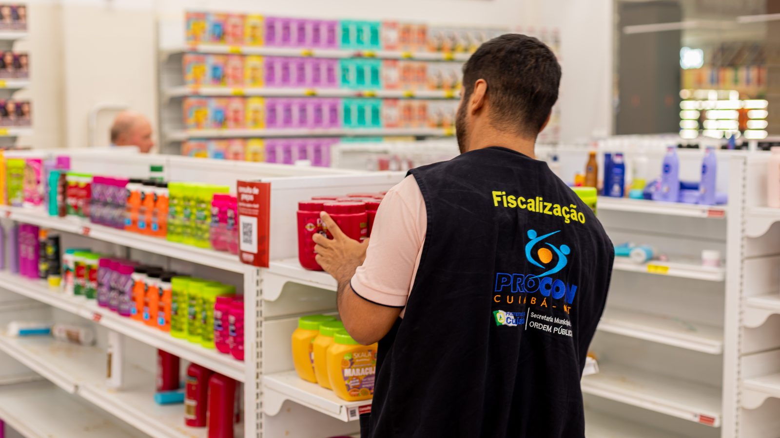 Procon de Cuiabá fiscaliza 222 lojas em quatro shoppings e apreende 926 produtos na Operação Checklist