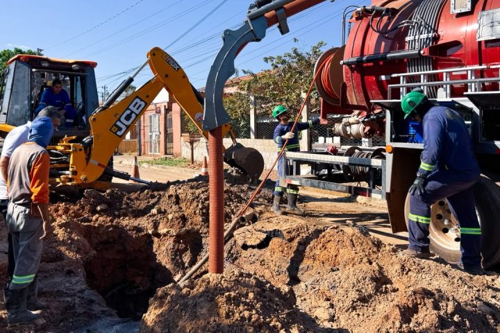 Obra de drenagem no Jardim Gramado chega a 60% e troca rede que estava assoreada