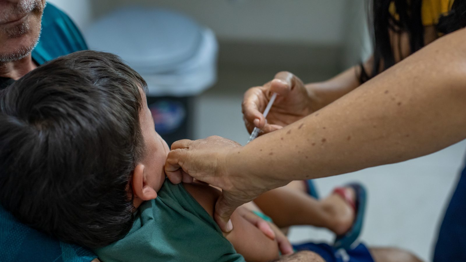 Dia D da multivacinação em Cuiabá aplica 13.107 doses, alta de 34,6%, e a vacina da gripe mais que dobra