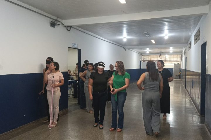 Cuiabá tem 55 estudantes cegos ou com baixa visão em 48 escolas, e professores fazem formação no Instituto dos Cegos