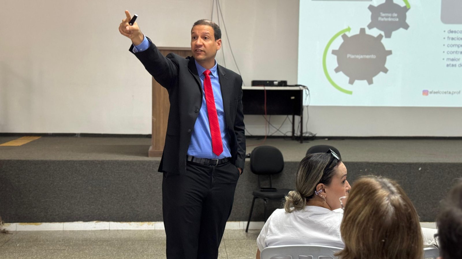 Cuiabá reúne mais de 150 servidores em workshop sobre contratos e admite retrabalho em licitações