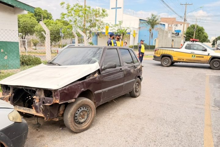 Fiscalização acha cerca de 20 veículos abandonados em frente a oficina no Santa Isabel e dá prazo até quinta
