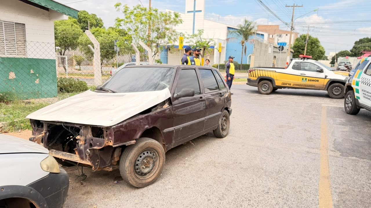Fiscalização acha cerca de 20 veículos abandonados em frente a oficina no Santa Isabel e dá prazo até quinta