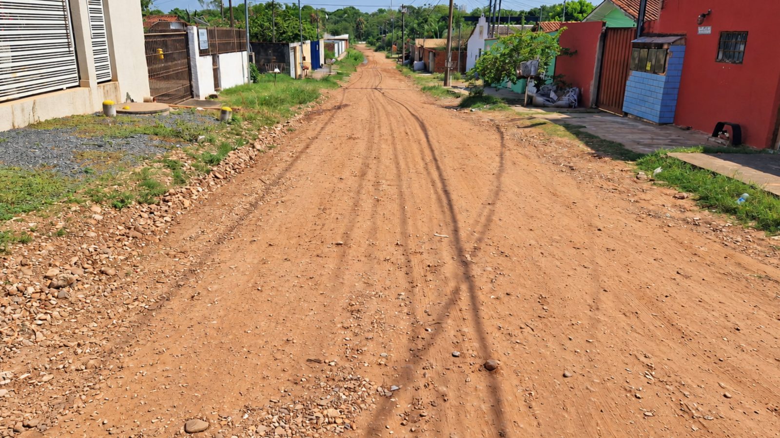 Contrato de R$ 5 milhões patrola ruas de 30 a 40 bairros em Cuiabá, e a Prefeitura não identifica o ajuste nem a empresa