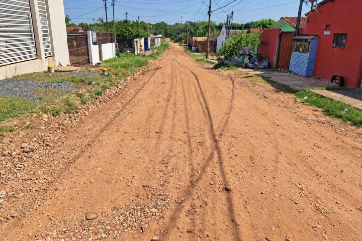 Contrato de R$ 5 milhões patrola ruas de 30 a 40 bairros em Cuiabá, e a Prefeitura não identifica o ajuste nem a empresa
