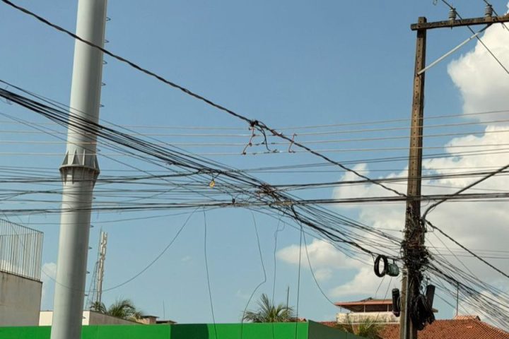 Prefeitura de Primavera do Leste avisa que mutirão de retirada de fios pode interromper internet no comércio