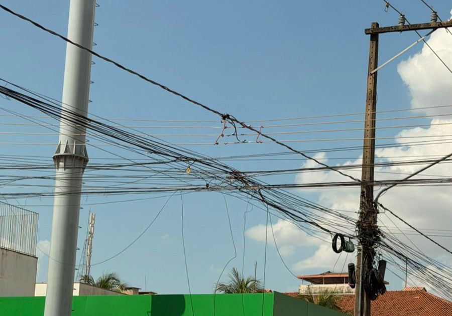 Prefeitura de Primavera do Leste avisa que mutirão de retirada de fios pode interromper internet no comércio
