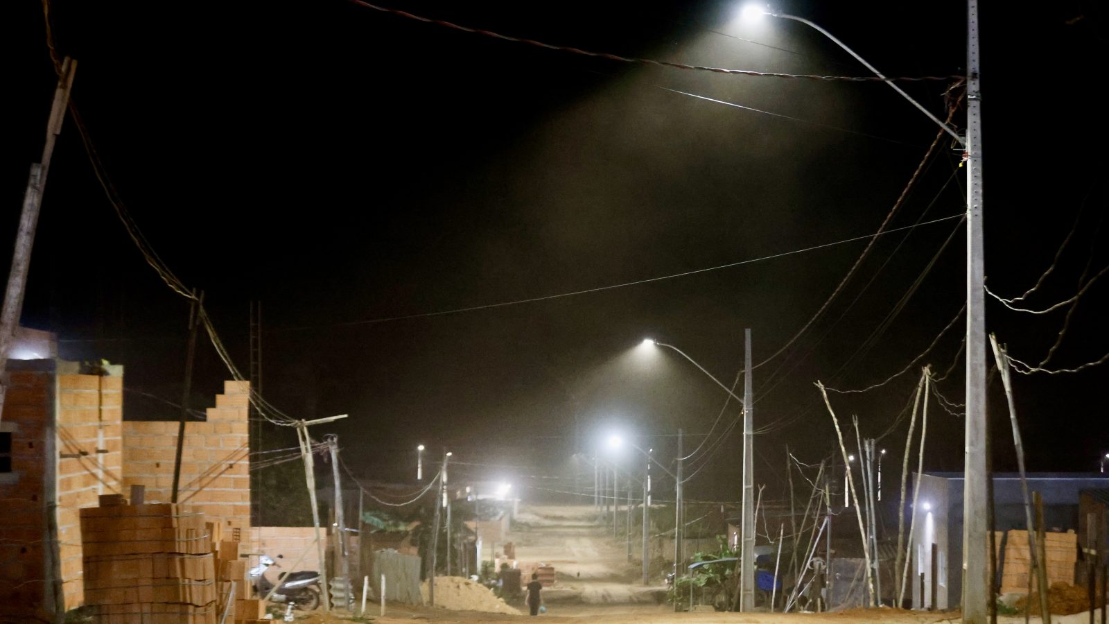 Rondonópolis entrega energia e água no Altamirando 2, loteamento que diz ter sido aberto sem infraestrutura