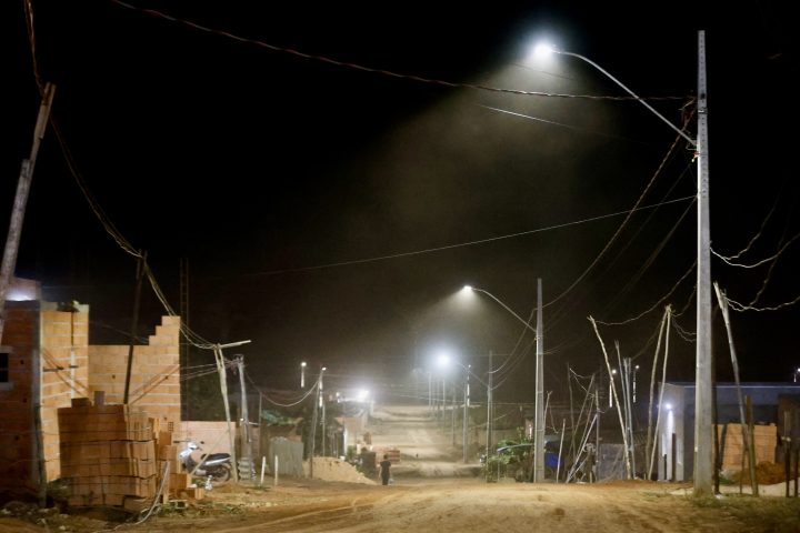 Rondonópolis entrega energia e água no Altamirando 2, loteamento que diz ter sido aberto sem infraestrutura
